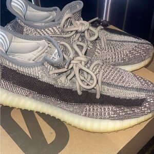 YEEZY ZION SIZE 8.5